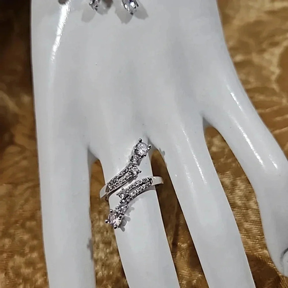 Glitter me is a one-of-a-kind unique Tiara bundle. - Picture 6 of 17